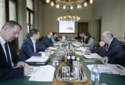 Linke Tischhälfte: Mitglieder des Umwelt- und Wirtschaftsausschusses des Nationalrates während der Aussprache mit einer französischen Parlamentarierdelegation (rechte Tischhälfte)