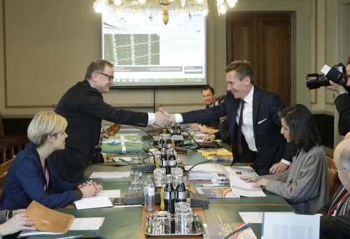 von links: Der Zweite Nationalratspräsident Karlheinz Kopf (V) begrüßt den Vorstandssprecher der Altstoff Recycling Austria AG (ARA) Christoph Scharff
