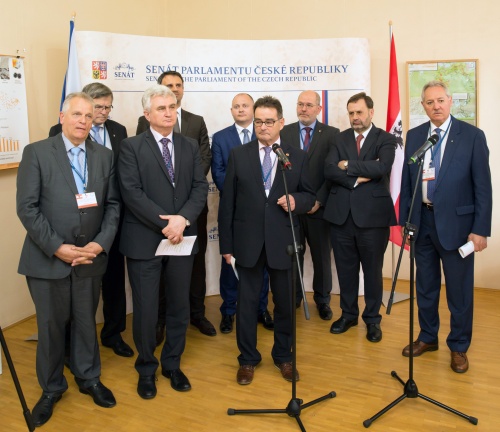 Pressekonferenz des Präsidenten des Senats der Tschechischen Republik Milan Štěch und des Präsidenten österreichischen Bundesrates Josef Saller (V) (Mitte)