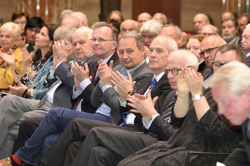 Blick Richtung VeranstaltungsteilnehmerInnen mit Klubobmann Andreas Schieder (5. von rechts)