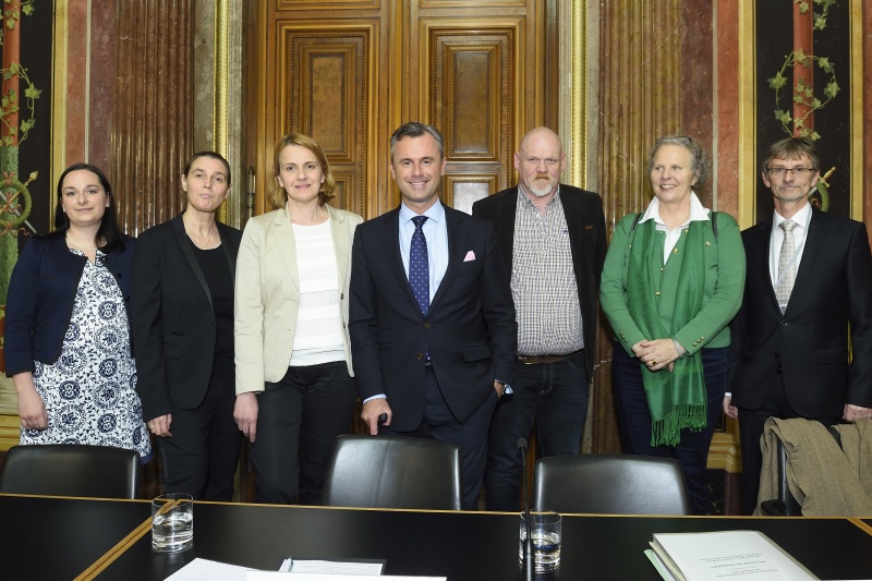 von links: Moderatorin Verena Inauen, Betreiberin "Seniorenhaus Wagner" Petra Wagner, Nationalratsabgeordnete  Dagmar Belakowitsch-Jenewein (F), Dritter Nationalratspräsident Norbert Hofer (F), Pflegebegutachter Alfred Lepsinger, Generalsekretärin ÖAR Eringard Kaufmann, Sektionschef im Bundesministerium für Arbeit, Soziales und Konsumentenschutz Manfred Pallinger