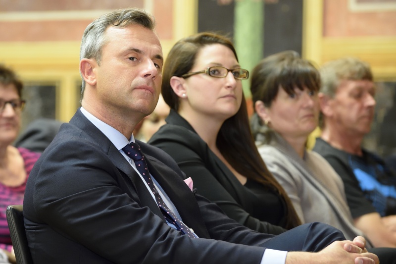 von links: Dritter Nationalratspräsident Norbert Hofer (F) und VeranstaltungsteilnehmerInnen