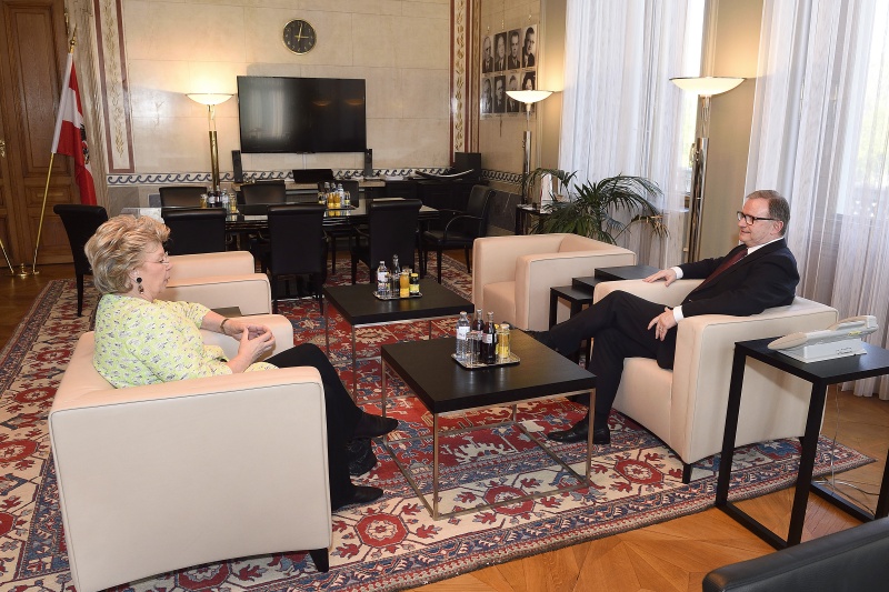 von links: Mitglied des Europäischen Parlaments Viviane Reding und der Zweite Nationalratspräsident Karlheinz Kopf (V) während der Aussprache