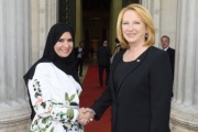von rechts: Nationalratspräsidentin Doris Bures (S) begrüßt die Parlamentspräsidentin der Vereinigten Arabischen Emirate Amal Al Qubaisi
