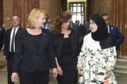 von links: Nationalratspräsidentin Doris Bures (S), Übersetzerin und Parlamentspräsidentin der Vereinigten Arabischen Emirate Amal Al Qubaisi