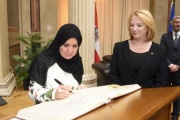 von rechts: Nationalratspräsidentin Doris Bures (S) und Parlamentspräsidentin der Vereinigten Arabischen Emirate Amal Al Qubaisi beim Eintrag in das Gästebuch