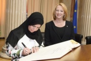 von rechts: Nationalratspräsidentin Doris Bures (S) und Parlamentspräsidentin der Vereinigten Arabischen Emirate Amal Al Qubaisi beim Eintrag in das Gästebuch