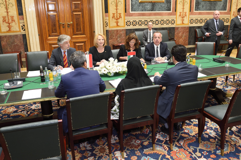 Aussprache: hintere Reihe von links: Parlamentsdirektor Harald Dossi, Nationalratspräsidentin Doris Bures (S), Dolmetscherin und Parlamentsbediensteter