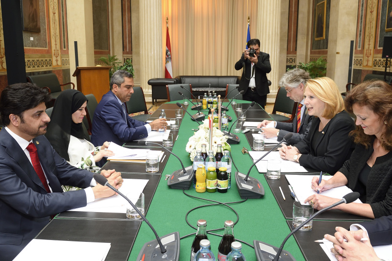 Rechte Tischhälfte: Österreichische Delegation: von links Nationalratspräsidentin Doris Bures (S), Parlamentsdirektor Harald Dossi, Dolmetscherin. Linke Tischhälfte: Delegation der Vereinigten Arabischen Emirate mit Parlamentspräsidentin der Vereinigten Arabischen Emirate Amal Al Qubaisi (2.von links)