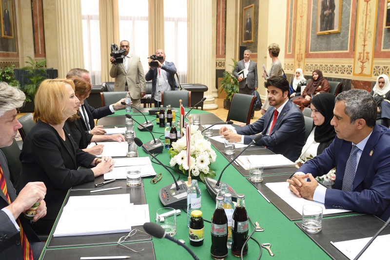 Linke Tischhälfte: Österreichische Delegatino mit Nationalratspräsidentin Doris Bures (S). Rechte Tischhälfte: Delegation der Vereinigten Arabischen Emirate mit Parlamentspräsidentin der Vereinigten Arabischen Emirate Amal Al Qubaisi (2. von rechts)