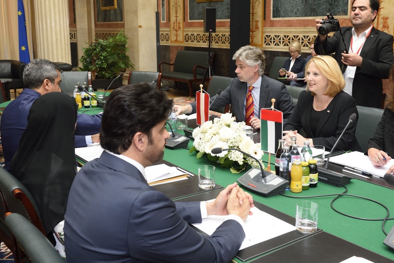 Aussprache. von rechts: Nationalratspräsidentin Doris Bures (S), Parlamentsdirektor Harald Dossi