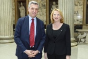 von rechts: Nationalratspräsidentin Doris Bures (S) und UN-Flüchtlingshochkommissar Filippo Grandi