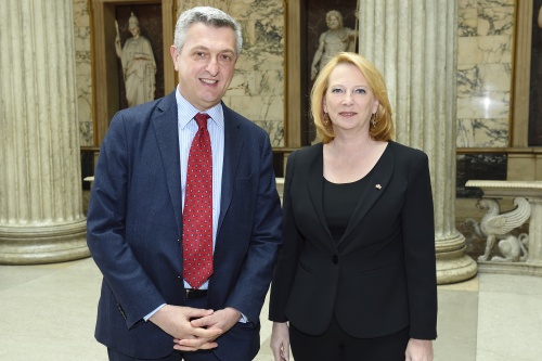 von rechts: Nationalratspräsidentin Doris Bures (S) und UN-Flüchtlingshochkommissar Filippo Grandi