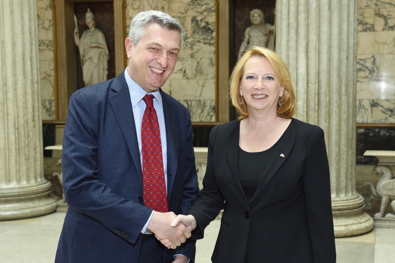 von rechts: Nationalratspräsidentin Doris Bures (S)und UN-Flüchtlingshochkommissar Filippo Grandi