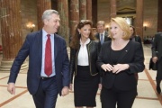 von rechts: Nationalratspräsidentin Doris Bures (S), Dolmetscherin und UN-Flüchtlingshochkommissar Filippo Grandi