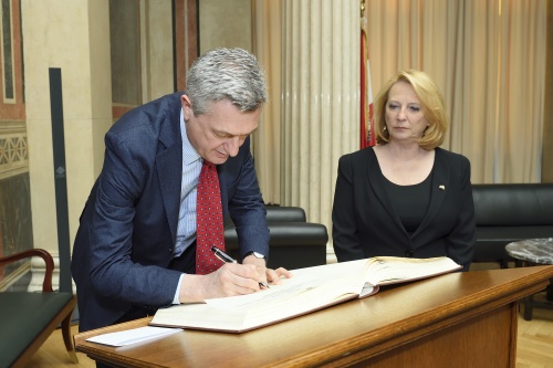von rechts: Nationalratspräsidentin Doris Bures (S) und UN-Flüchtlingshochkommissar Filippo Grandi beim Eintrag in das Gästebuch