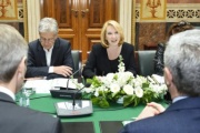 von rechts: Nationalratspräsidentin Doris Bures (S) und Nationalratsabgeordneter Josef Cap (S) bei der Aussprache