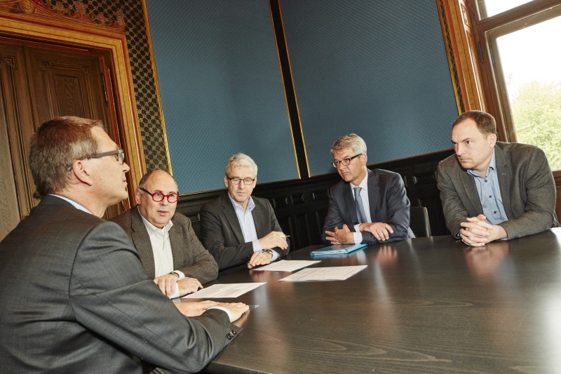 von links: Prokurist Parlaments Gebäude Sanierungs GmbH Erich Schöfbeck, Prokurist Strabag AG Herbert Vanzo, Prokurist Strabag AG Walter Schmidt, Geschäftsführer Parlaments Gebäude Sanierungs GmbH Alexis Wintoniak, Geschäftsführer Parlaments Gebäude Sanierungs GmbH Harald Wagner