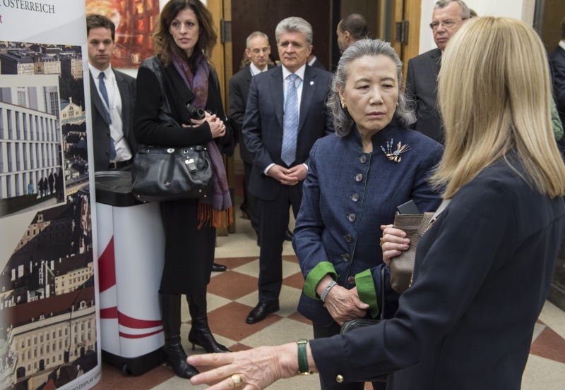Frau Ban Soon-teak bei einer Führung durch das Parlamentsgebäude