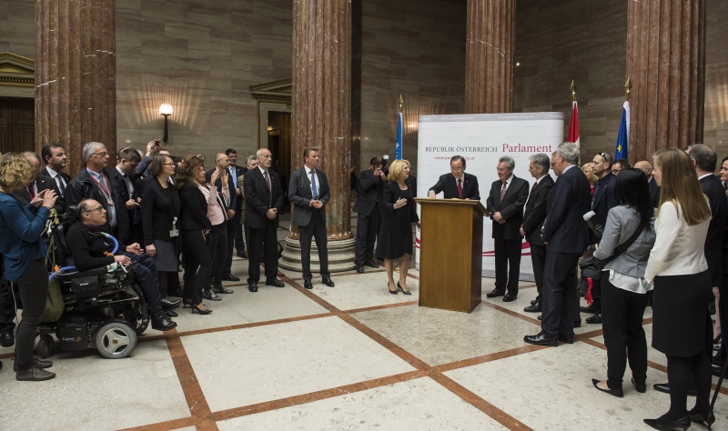 v.l.n.r. Nationalratspräsidentin Doris Bures (S), UN-Generalsekretär Ban Ki-moon, Bundespräsident Heinz Fischer, Bundeskanzler Werner Faymann (S), Nationalratsmitglieder, Delegationsmitglieder