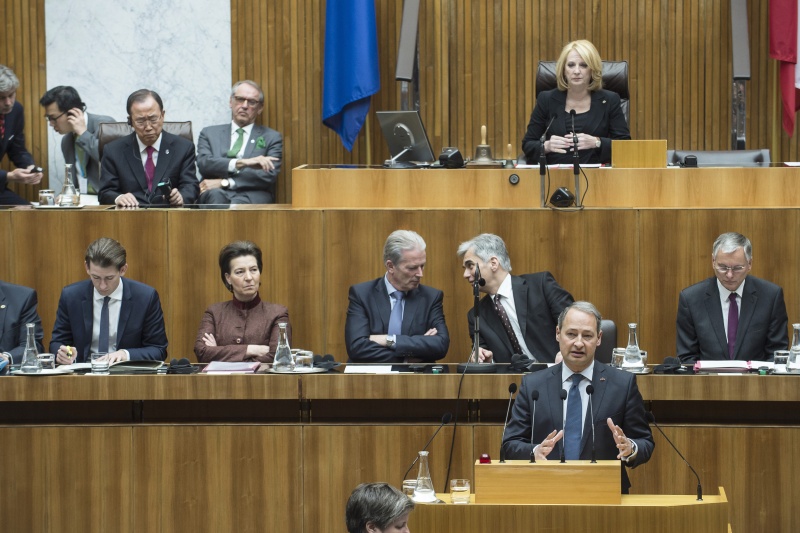 Klubobmann Andreas Schieder (S) am Wort. Auf der Regierungsbank von links: Außenminister Sebastian Kurz (V); Frauenministerin Gabriele Heinisch-Hosek (S), Vizekanzler Reinhold Mitterlehner (V), Vizekanzler Werner Faymann (S) und Sozialminister Alois Stöger (S). Am Präsidium Nationalratspräsidentin Doris Bures (S)