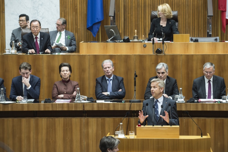 Klubobmann Reinhold Lopatka (V) am Wort. Auf der Regierungsbank von links: Außenminister Sebastian Kurz (V); Frauenministerin Gabriele Heinisch-Hosek (S), Vizekanzler Reinhold Mitterlehner (V), Vizekanzler Werner Faymann (S) und Sozialminister Alois Stöger (S). Am Präsidium Nationalratspräsidentin Doris Bures (S)