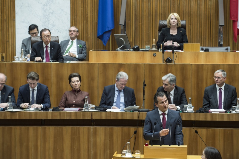 Klubobmann Robert Lugar (T) am Wort. Auf der Regierungsbank von links: Außenminister Sebastian Kurz (V); Frauenministerin Gabriele Heinisch-Hosek (S), Vizekanzler Reinhold Mitterlehner (V), Vizekanzler Werner Faymann (S) und Sozialminister Alois Stöger (S). Am Präsidium Nationalratspräsidentin Doris Bures (S)