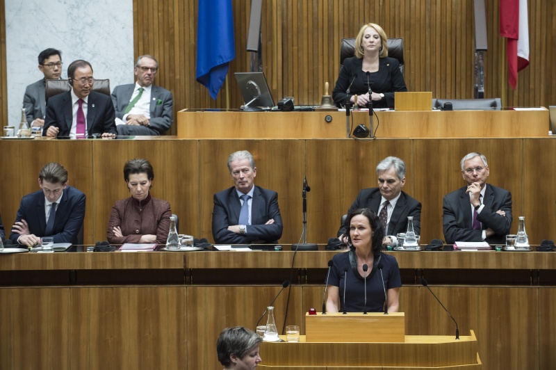 Klubobfrau Eva Glawischnig (G) am Wort. Auf der Regierungsbank von links: Außenminister Sebastian Kurz (V); Frauenministerin Gabriele Heinisch-Hosek (S), Vizekanzler Reinhold Mitterlehner (V), Vizekanzler Werner Faymann (S) und Sozialminister Alois Stöger (S). Am Präsidium Nationalratspräsidentin Doris Bures (S)