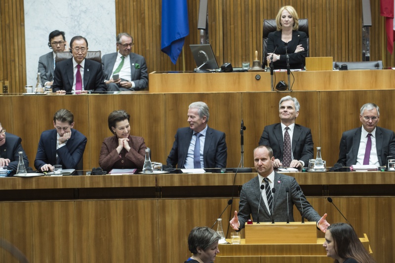 Klubobmann Matthias Strolz (N) am Wort. Auf der Regierungsbank von links: Außenminister Sebastian Kurz (V); Frauenministerin Gabriele Heinisch-Hosek (S), Vizekanzler Reinhold Mitterlehner (V), Vizekanzler Werner Faymann (S) und Sozialminister Alois Stöger (S). Am Präsidium Nationalratspräsidentin Doris Bures (S)