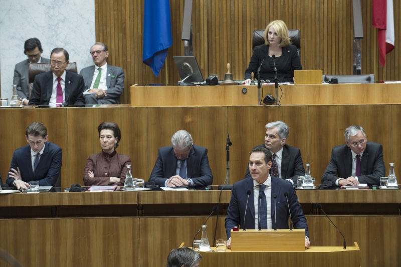 Klubobmann Heinz Christian Strache (F) am Wort. Auf der Regierungsbank von links: Außenminister Sebastian Kurz (V); Frauenministerin Gabriele Heinisch-Hosek (S), Vizekanzler Reinhold Mitterlehner (V), Vizekanzler Werner Faymann (S) und Sozialminister Alois Stöger (S). Am Präsidium Nationalratspräsidentin Doris Bures (S)