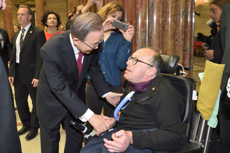 von links: UN-Generalsekretär Ban Ki-moon begrüßt den Nationalratsabgeordneten Franz-Joseph Huainigg