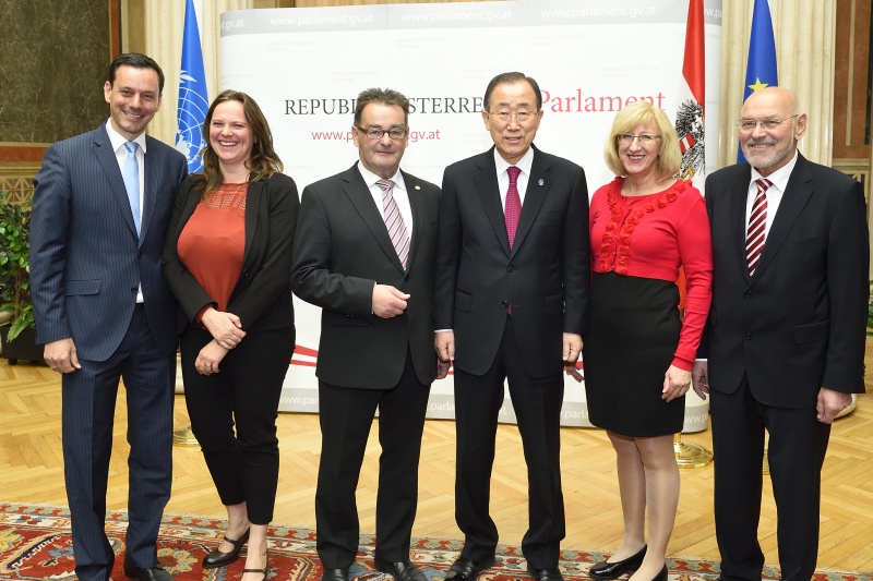 von links: Bundesratsvizepräsident Ernst Gödl (V) , Bundesrätin Nicole Schreyer (G), Bundesratspräsident Josef Saller (V), UN-Generalsekretär Ban Ki-moon, Bundesratsvizepräsident Ingrid Winkler (S) und Bundesrat Reinhard Todt (S)
