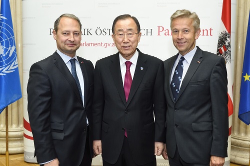 von links: Nationalratsabgeordneter Andreas Schieder (S), UN-Generalsekretär Ban Ki-moon und Nationalratsabgeordneter Reinhold Lopatka (V)