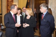 von links: UN-Generalsekretär Ban Ki-moon, Übersetzerin, Nationalratspräsidentin Doris Bures (S) und Parlamentsdirektor Harald Dossi