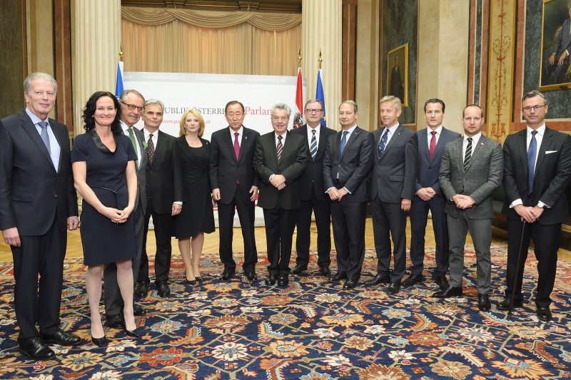 von links: Vizekanzler Reinhold Mitterlehner (V), Klubobfrau Eva Glawischnig-Piesczek (G), stellvertretender UN-Generalsekretär Jan Eliasson, Bundeskanzler Werner Faymann (S), Nationalratspräsidentin Doris Bures (S), UN-Generalsekretär Ban Ki-moon, Bundespräsident Heinz Fischer,   Zweiter Nationalratspräsident Karlheinz Kopf (V), Klubobmann Andreas Schieder (S), Klubobmann Reinhold Lopatka (V), Klubobmann Robert Luger (T), Klubobmann Matthias Strolz (N) und Dritter Nationalratspräsident Norbert Hofer (F)