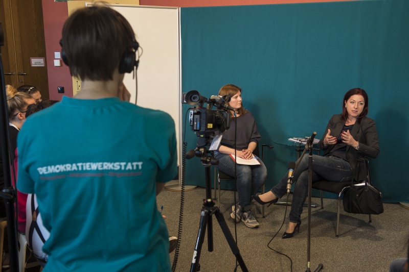 von rechts: Generalsekretärin des Nationalfonds Hannah Lessing und Parlamentsbedienstete im Gespräch mit Schülern des BG / BRG Baden