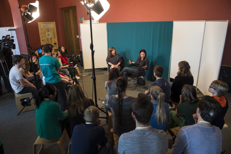 von links: Parlamentsbedienstete und Generalsekretärin des Nationalfonds Hannah Lessing im Gespräch mit Schülern des BG / BRG Baden