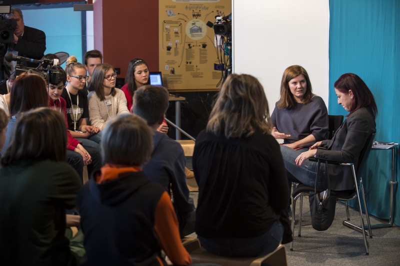 von rechts: Generalsekretärin des Nationalfonds Hannah Lessing und Parlamentsbedienstete im Gespräch mit Schülern des BG / BRG Baden