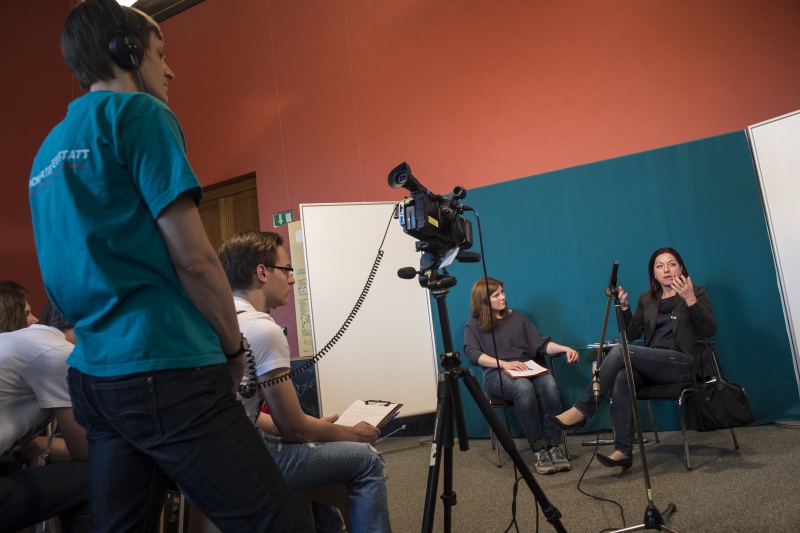 von rechts: Generalsekretärin des Nationalfonds Hannah Lessing und Parlamentsbedienstete im Gespräch mit Schülern des BG / BRG Baden