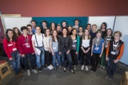 Gruppenfoto mit den Schülern des BG / BRG Baden, Frauengasse, 5. B Klasse und der Generalsekretärin des Nationalfonds Hannah Lessing (Mitte)