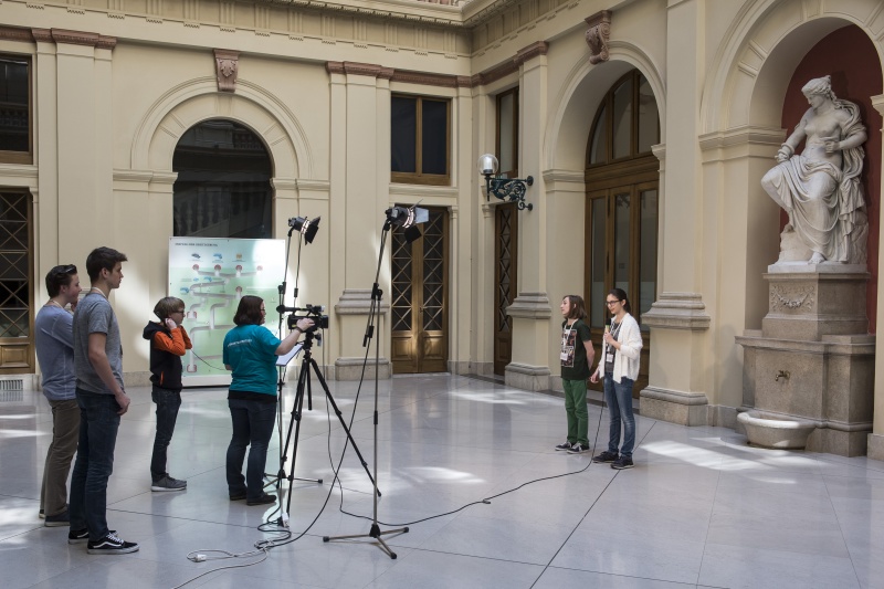 SchülerInnen des BG / BRG Baden, Frauengasse, 5. B Klasse bei Dreharbeiten