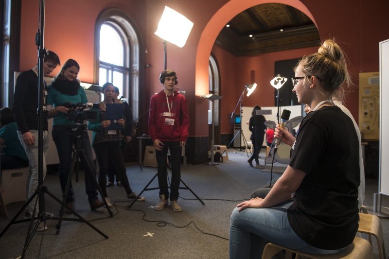 SchülerInnen des BG / BRG Baden, Frauengasse, 5. B Klasse bei Dreharbeiten