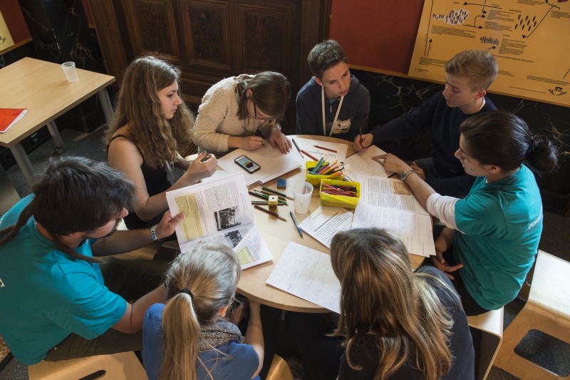 SchülerInnen des BG / BRG Baden, Frauengasse, 5. B Klasse bei der Gruppenarbeit