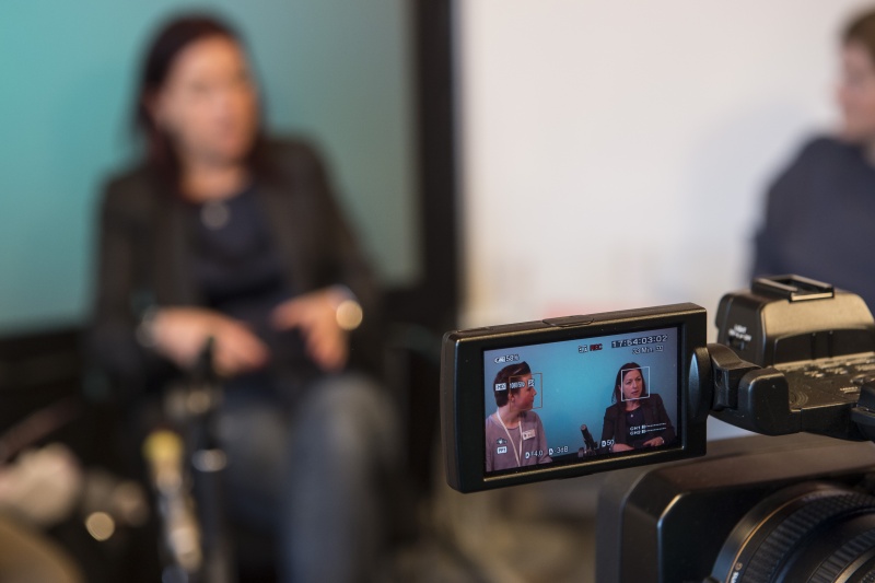 Generalsekretärin des Nationalfonds Hannah Lessing mit Schülern des BG / BRG Baden, Frauengasse, 5. B Klasse in der Demokratiewerkstatt.