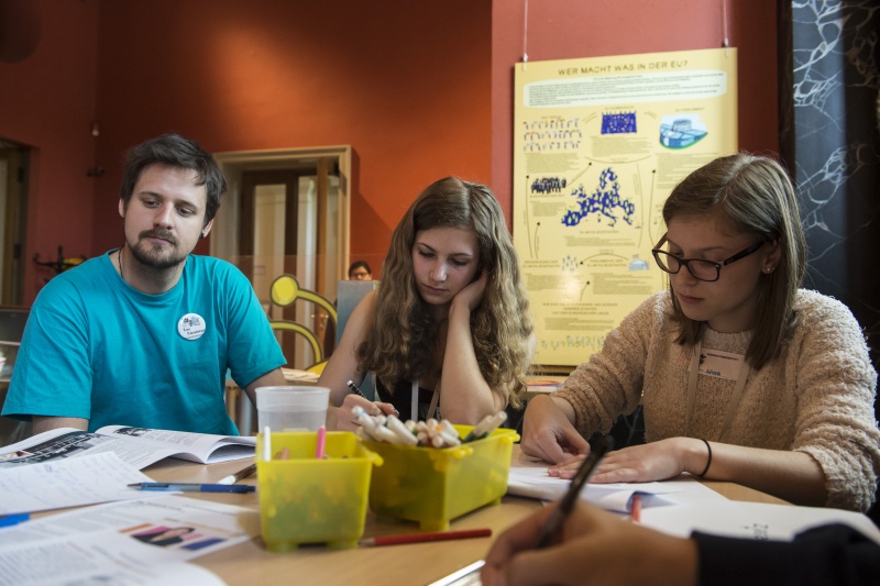 SchülerInnen des BG / BRG Baden, Frauengasse, 5. B Klasse bei der Gruppenarbeit