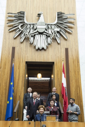 Die stv. Vorsitzende des russischen Föderationsrates I.E. Galina Karelova (Mitte) bei der Führung am Präsidium im Nationalratssitzungssaal