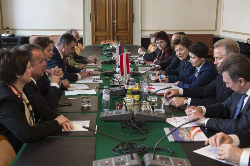Aussprache mit Bundesratspräsident Josef Saller: Linke Tischhälfte: Österreichische Delegation mit Bundesratspräsident Josef Saller (V) (4. von Links). Rechte Tischhälfte: Russiche Delegation mit der stellvertretenden Vorsitzenden des russischen Föderationsrates I.E. Galina Karelova. (4. von Rechts)
