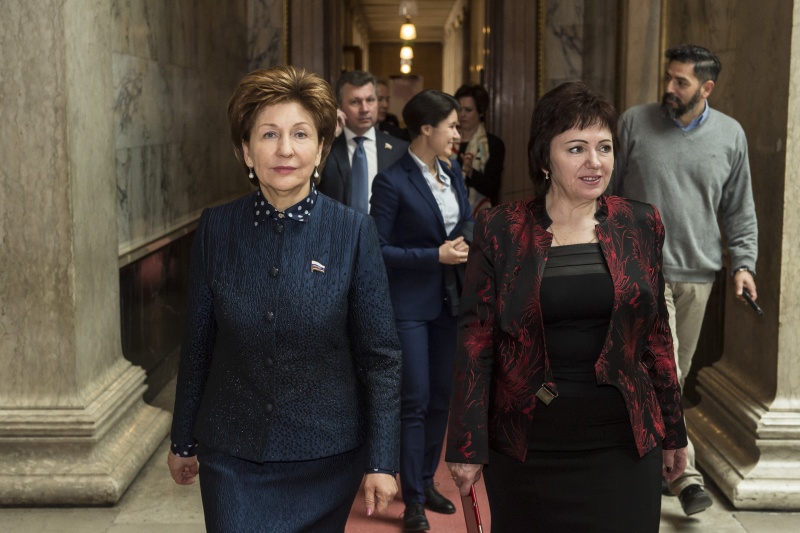Die stv. Vorsitzende des russischen Föderationsrates I.E. Galina Karelova (links) bei der Führung durch das Parlament