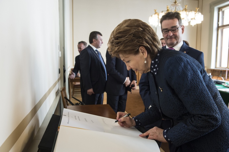 Die stv. Vorsitzende des russischen Föderationsrates I.E. Galina Karelova (2. von rechts) beim Eintrag in das Gästebuch