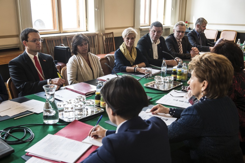Aussprache mit den Mitgliedern des Ausschusses für Arbeit, Soziales und Konsumentenschutz des Bundesrates unter Leitung des Vorsitzenden Rene Pfister. Von links: die Bundesräte Rene Pfister (S), Renate Anderl (S), Monika Mühlwerth (F), Bernhard Rösch (F) und Ferdinand Tiefnig (V)